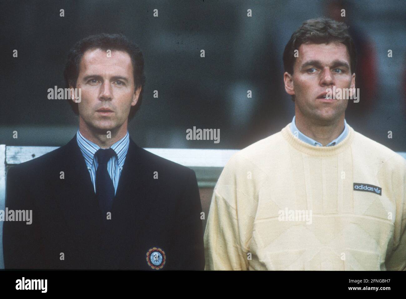 Franz Beckenbauer (equipo nacional de fútbol alemán) con el asistente Holger Osiek (izquierda) en 12.08.1987 en Berlín. Copyright para uso periodístico solamente! ¡Sólo para uso editorial! Copyright sólo para uso periodístico ! ¡Sólo para uso editorial! [traducción automática] Foto de stock