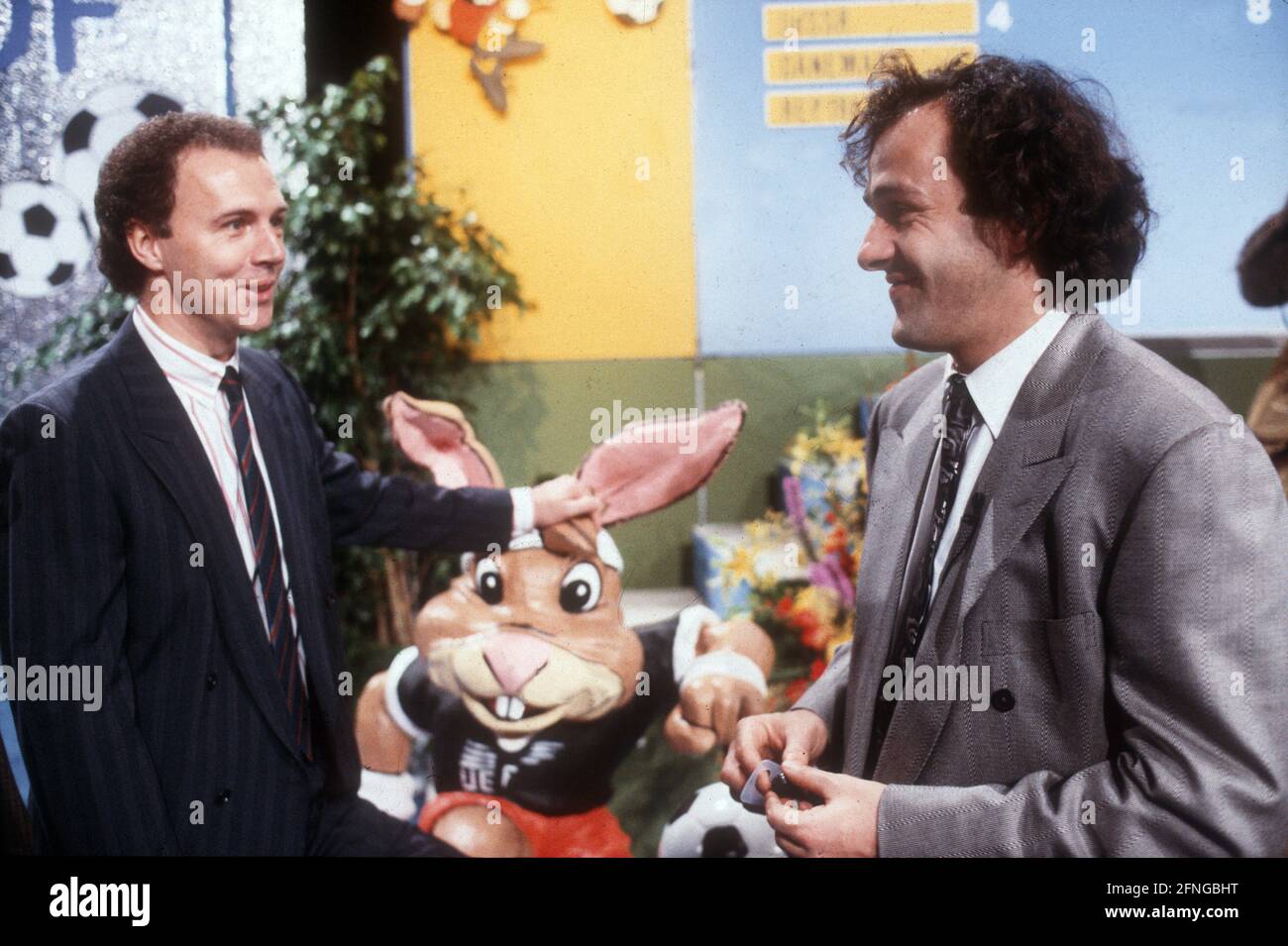 Sorteo para el Campeonato Europeo de Düsseldorf en 1988. Franz Beckenbauer (equipo nacional alemán) y Michel Platini (Francia) con la mascota Berni 12.02.1988. Copyright para uso periodístico solamente! ¡Sólo para uso editorial! Copyright sólo para uso periodístico ! ¡Sólo para uso editorial! [traducción automática] Foto de stock