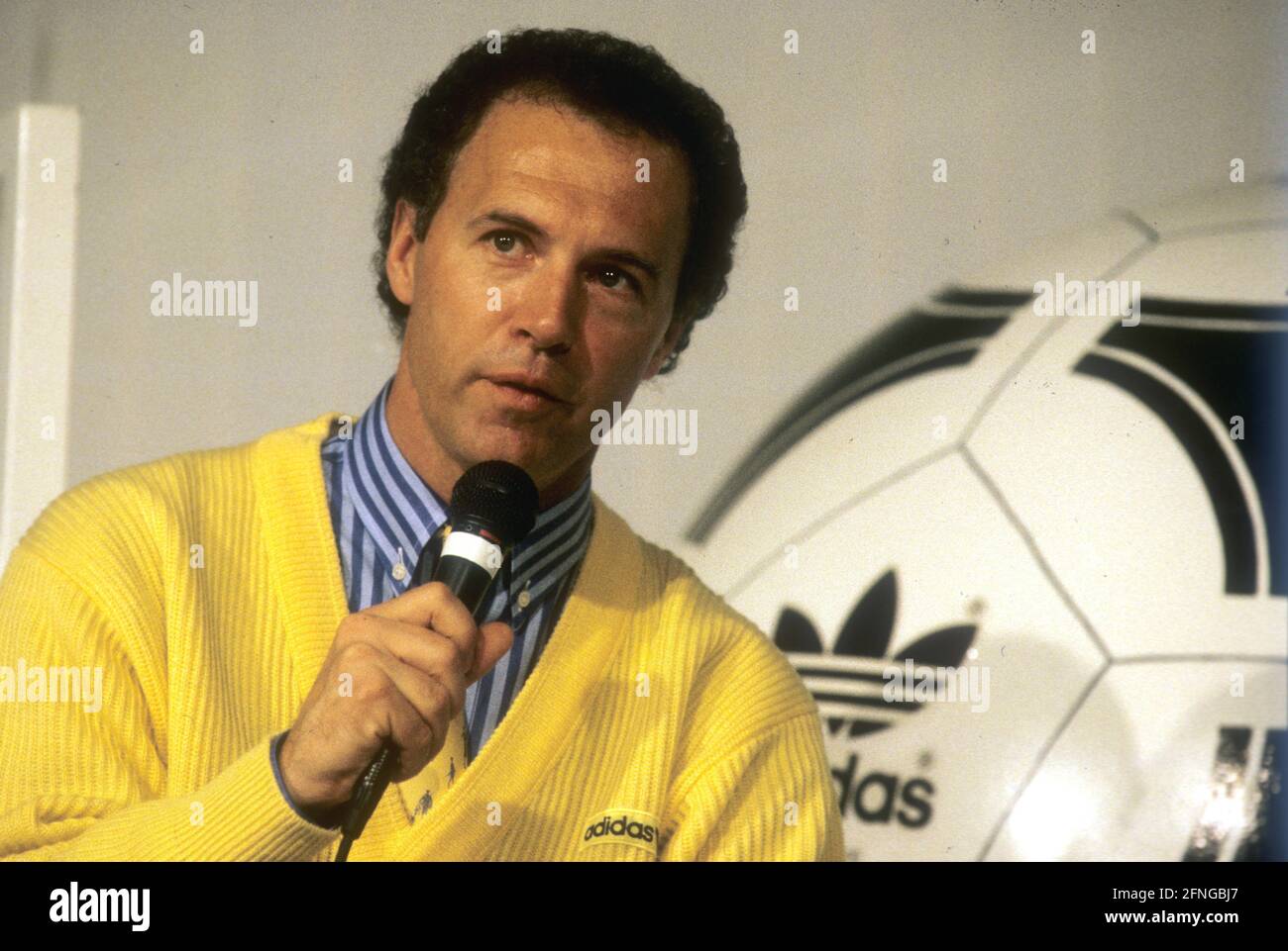 El entrenador nacional Franz Beckenbauer (Alemania) con el suéter Adidas y la gran bola Adidas en el fondo 15.03.1988 (fecha estimada) Copyright para uso periodístico solamente! ¡Sólo para uso editorial! Copyright sólo para uso periodístico ! ¡Sólo para uso editorial! [traducción automática] Foto de stock