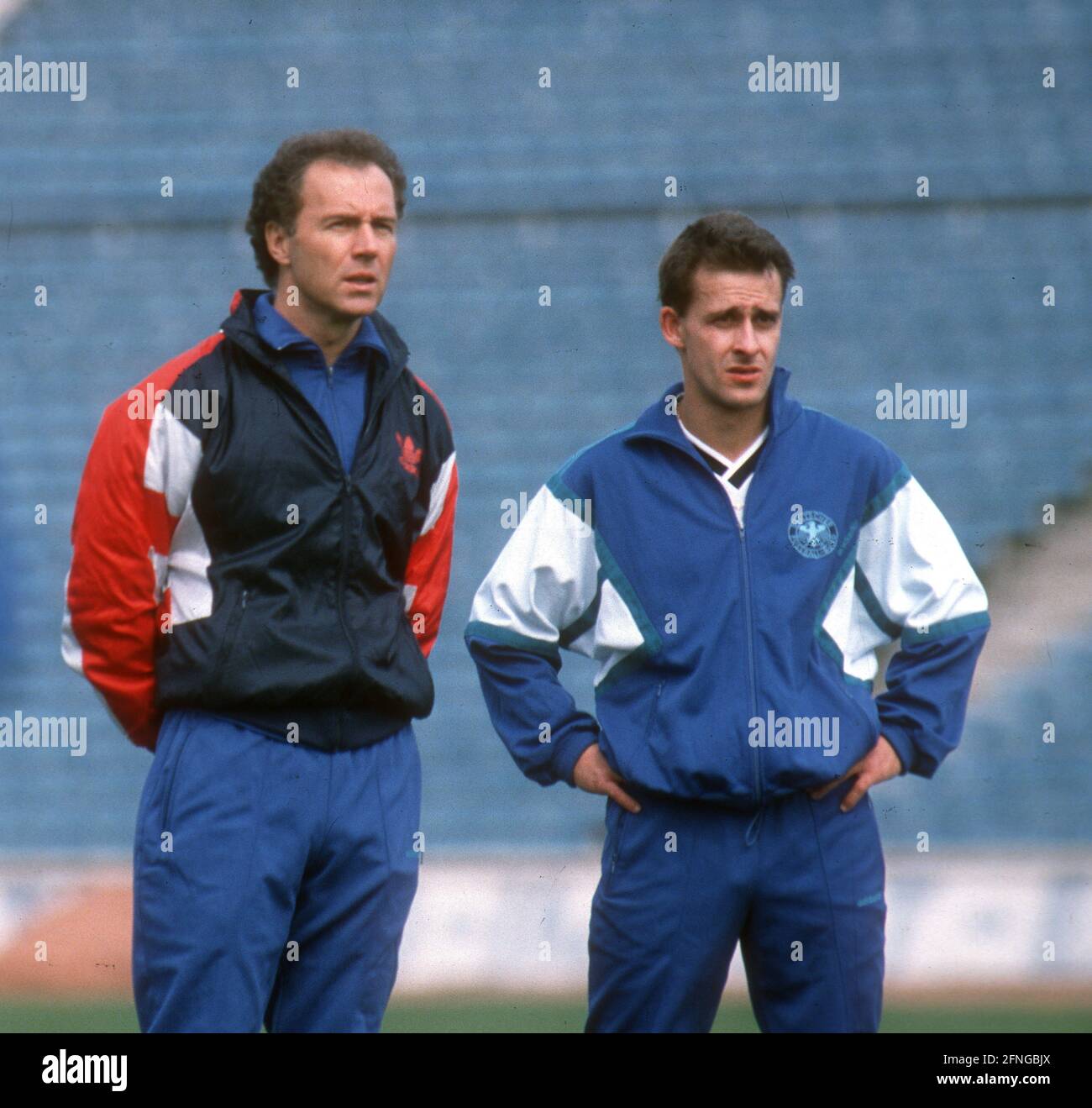 El entrenador nacional Franz Beckenbauer (Alemania) con Pierre Littbarski en Sofía durante el entrenamiento 22.03.1989 Copyright para uso periodístico solamente! ¡Sólo para uso editorial! Copyright sólo para uso periodístico ! ¡Sólo para uso editorial! [traducción automática] Foto de stock