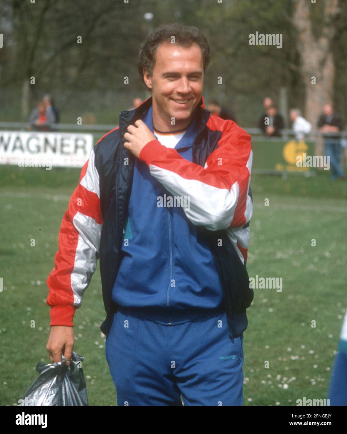 El entrenador nacional Franz Beckenbauer (Alemania) se ríe durante el entrenamiento 01.05.1988 (fecha estimada) Copyright para uso periodístico solamente! ¡Sólo para uso editorial! Copyright sólo para uso periodístico ! ¡Sólo para uso editorial! [traducción automática] Foto de stock