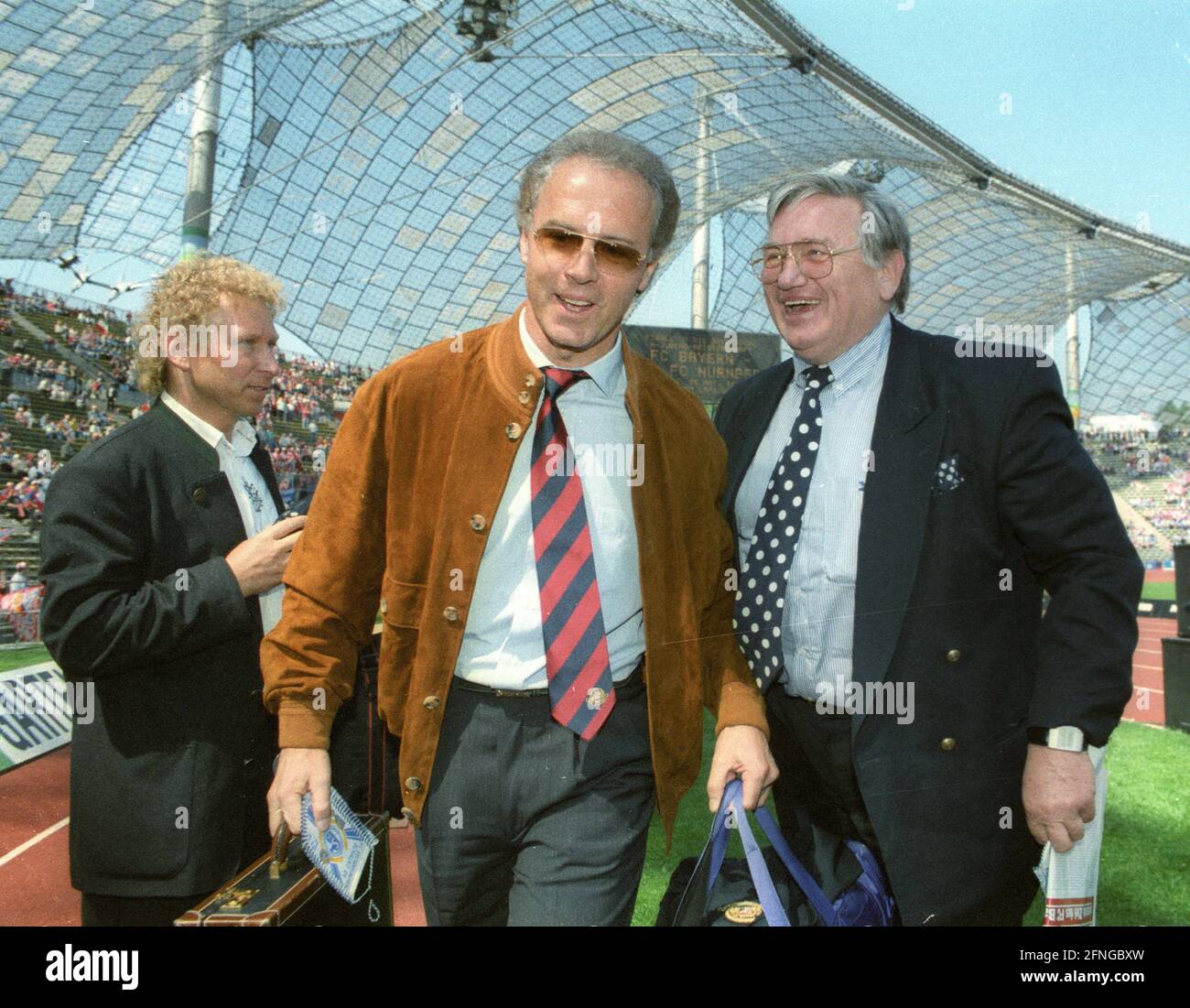 FC Bayern München - FC Schalke 04 2:0/07.05.1994. El entrenador Franz Beckenbauer (FC Bayern München) con la veterana de Schalke Charly Neumann. [traducción automática] Foto de stock