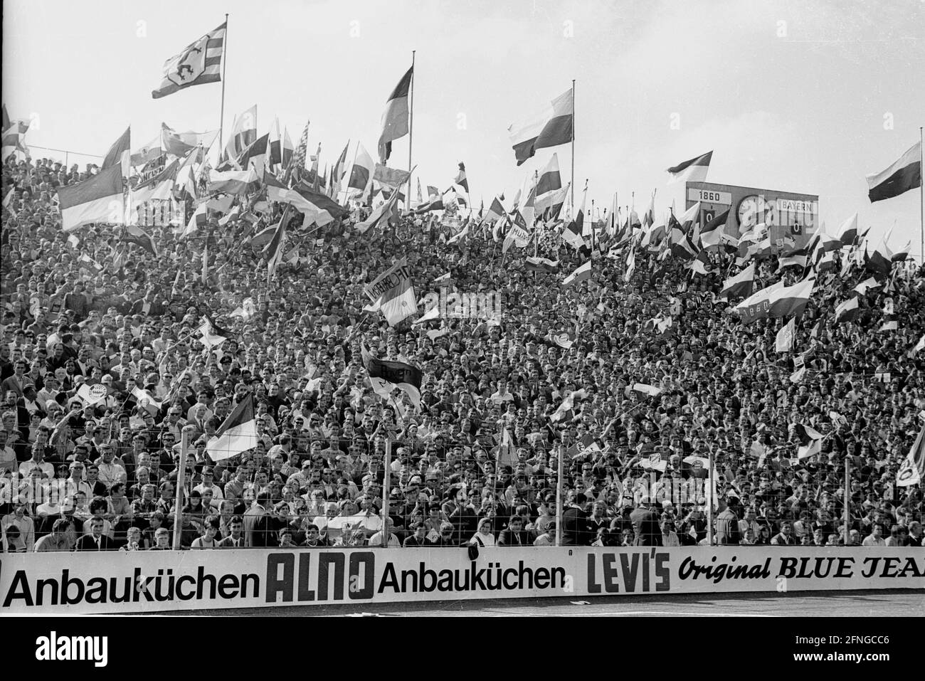 TSV 1860 Munich - FC Bayern Munich 24.08.1968 / Bayern fans y 1860 fans en ese momento todavía juntos en una curva. ¡Sólo para uso periodístico! ¡Sólo para uso editorial! Copyright sólo para uso periodístico ! ¡Sólo para uso editorial! [traducción automática] Foto de stock