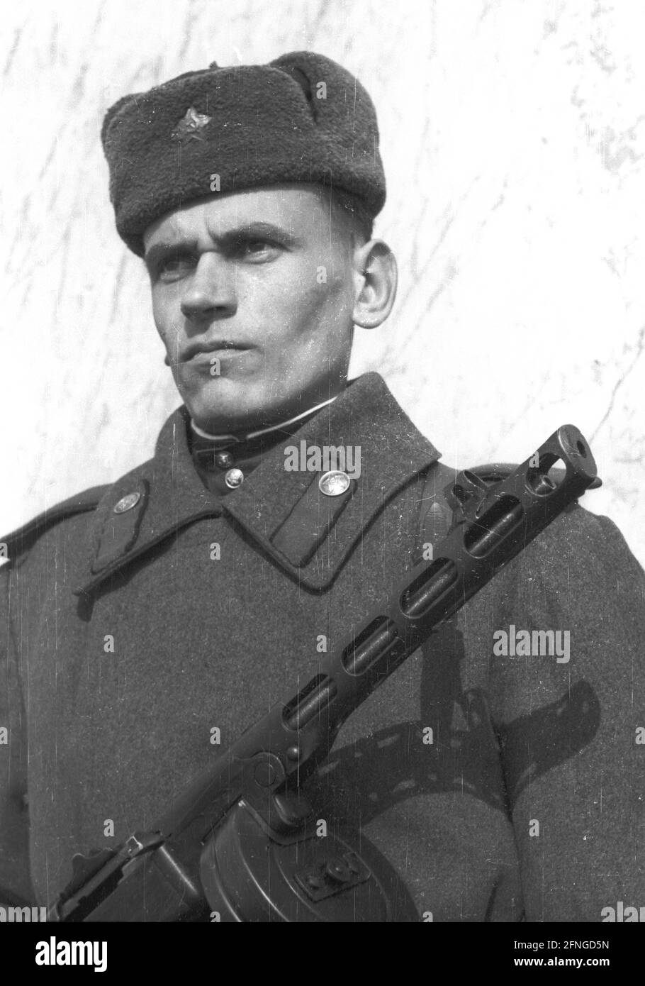 Stadtansichten Berlín 1946 de noviembre / 12.11.1946 (fecha estimada) / un soldado del ejército rojo con ametralladora Delante del memorial soviético en Tiergarten [traducción automática] Foto de stock
