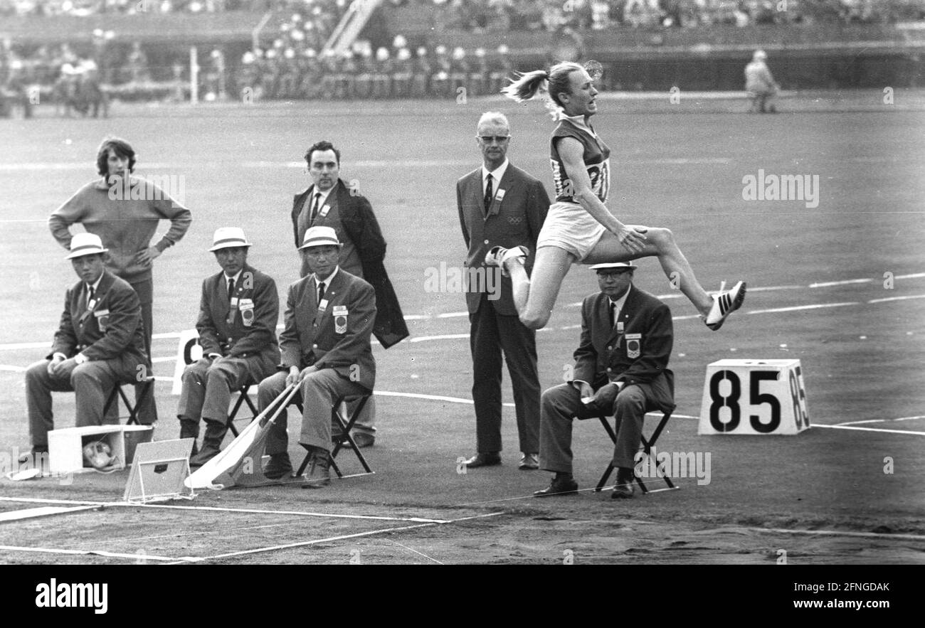 Juegos Olímpicos de verano en Tokio 1964. Atletismo: Tatjana Sergejewna Schtschelkanowa (UDSSR) acción en el salto largo. Detrás de sus 6 jueces derechos de autor sólo para uso periodístico ! Sólo uso editorial ! [traducción automática] Foto de stock