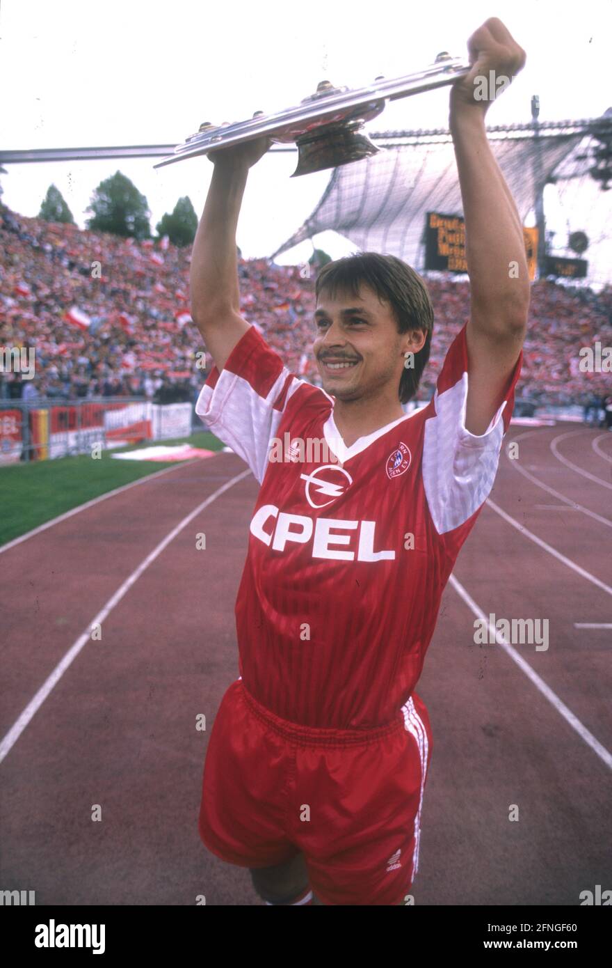 FC Bayern München Campeón Alemán 1990. 12.05.1990. OLAF Thon presenta el trofeo del campeonato. [traducción automática] Foto de stock
