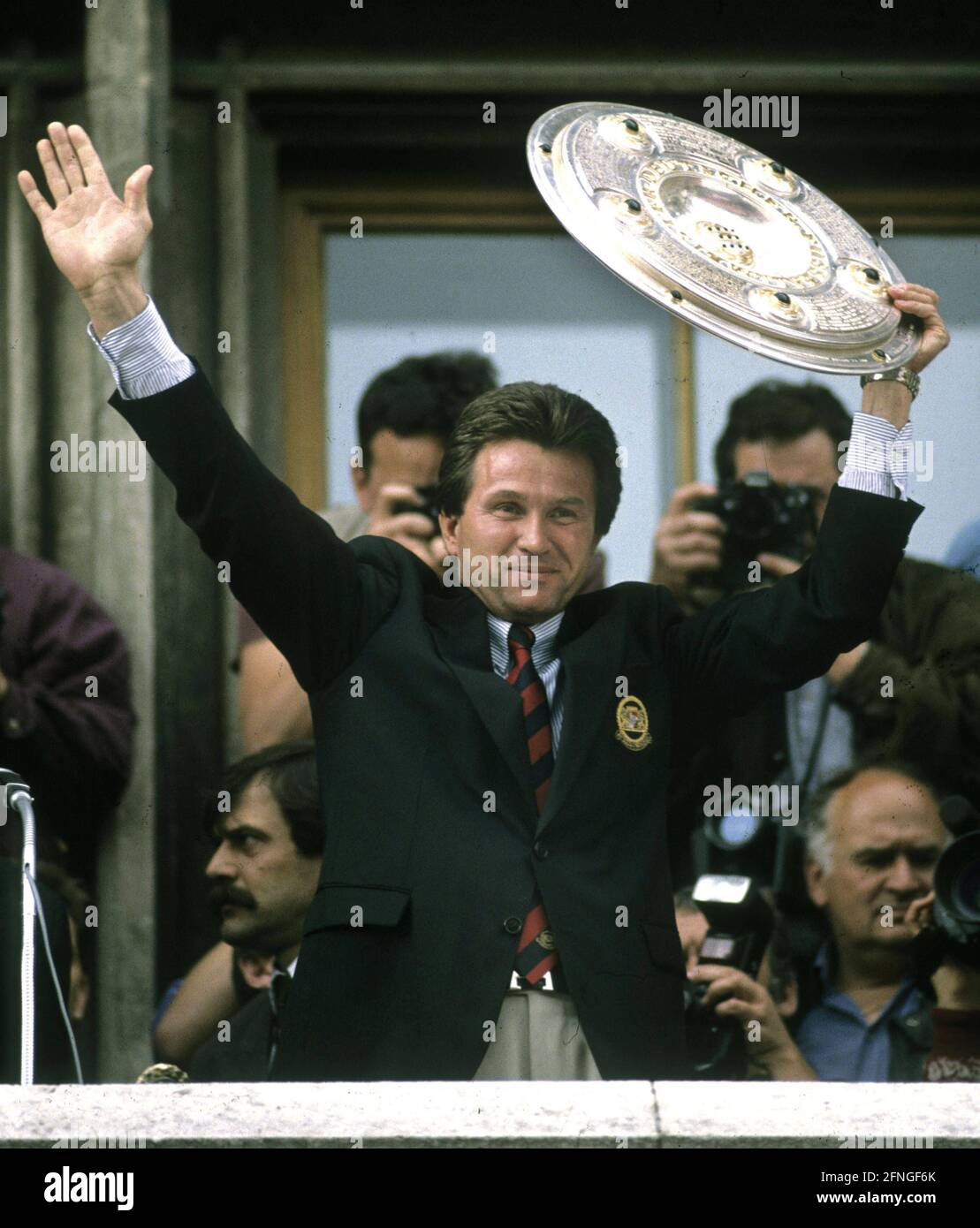 'FC Bayern München Campeón alemán 1990: El entrenador Josef ''Jupp'' Heynckes presenta el trofeo del campeonato en Marienplatz 12.05.1990. [traducción automática]' Foto de stock