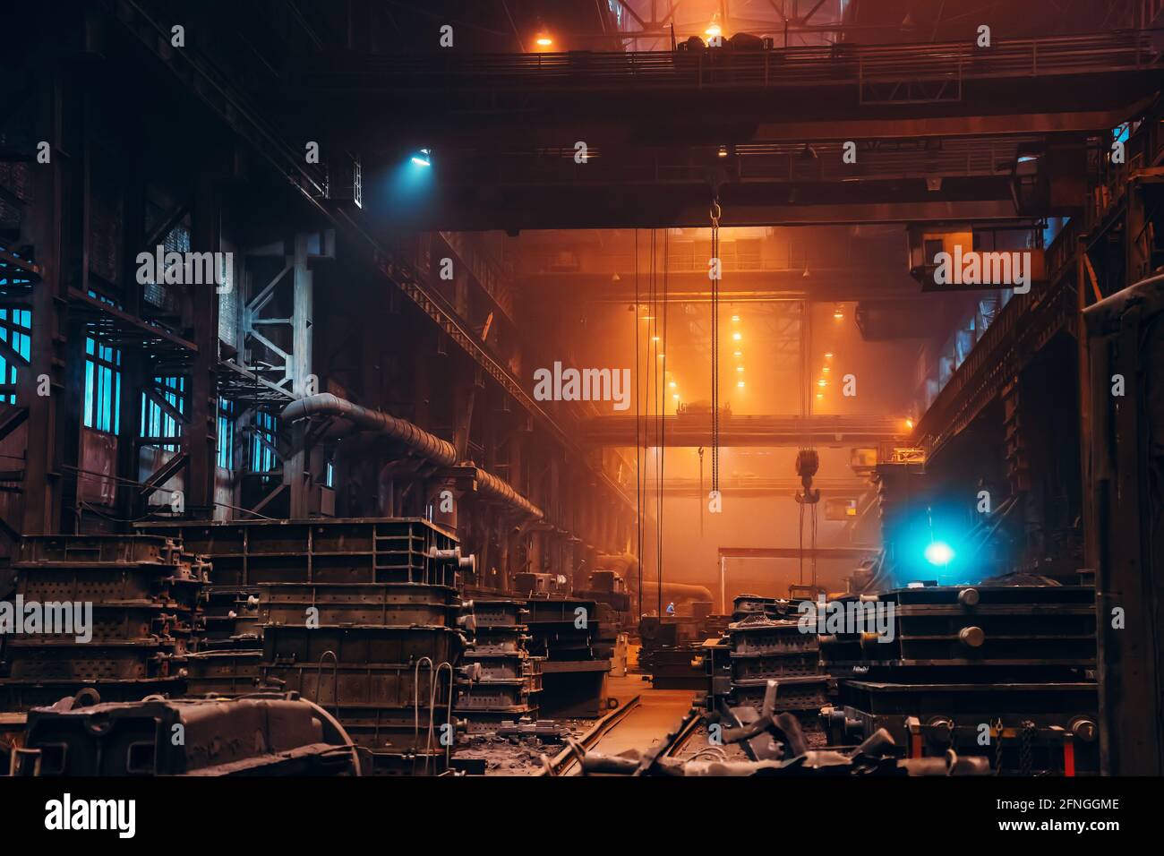 Planta metalúrgica. Producción industrial de acero. Interior del taller metalúrgico en el interior. Fábrica de acería. Fundición de la industria pesada. Foto de stock
