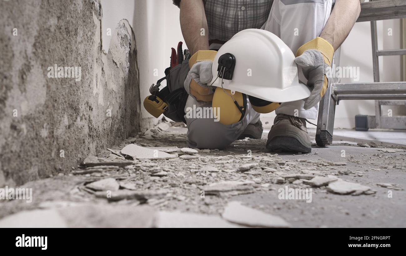 Hombre Trabajador Con Cinturón De Herramientas. Mano Masculina Y  Herramientas Para La Renovación De La Habitación De La Casa. Concepto De  Renovación Del Hogar Fotos, retratos, imágenes y fotografía de archivo  libres