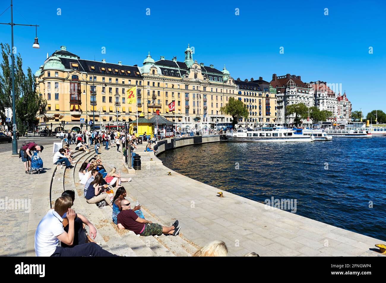 Gente tomando el sol en el centro de Estocolmo, Suecia Foto de stock