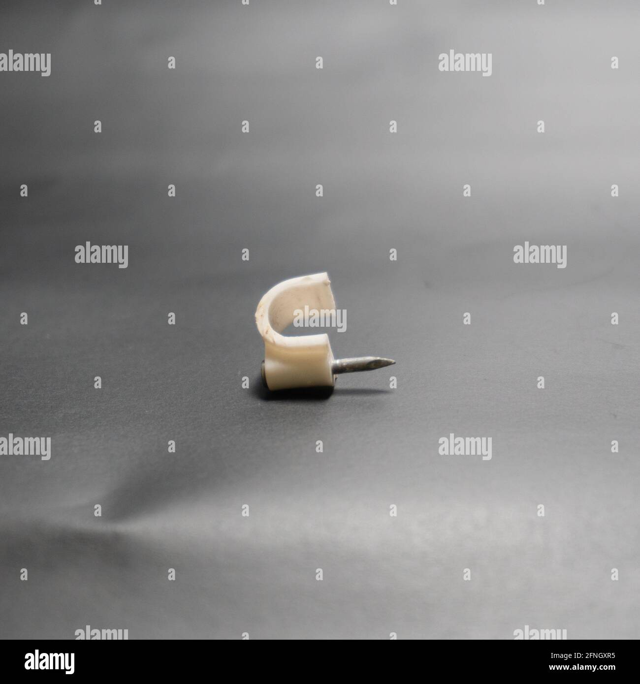 Pasador de presión de cabezal de plástico en forma de U de color blanco  aislado en la oscuridad antecedentes uso en el trabajo doméstico Fotografía  de stock - Alamy