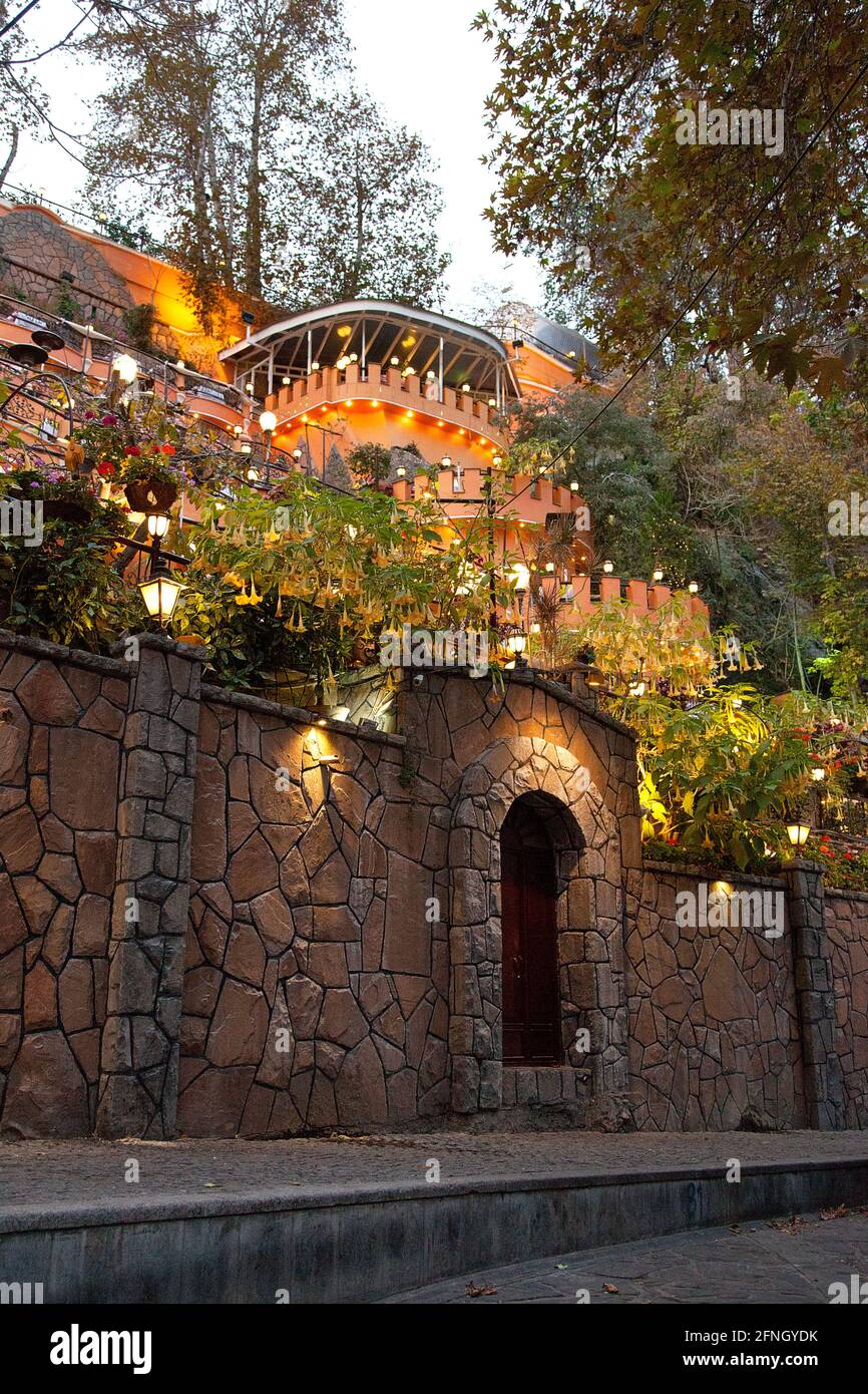 Restaurante Traditionelles en Darband , nördlich von Teheran im Irán. Ein beliebtes Erholungsgebiet für Teheraner Foto de stock