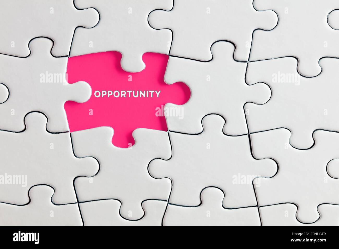 La palabra oportunidad escrita en rosa falta pieza de rompecabezas. Nuevo concepto de aperturas y posibilidades. Foto de stock