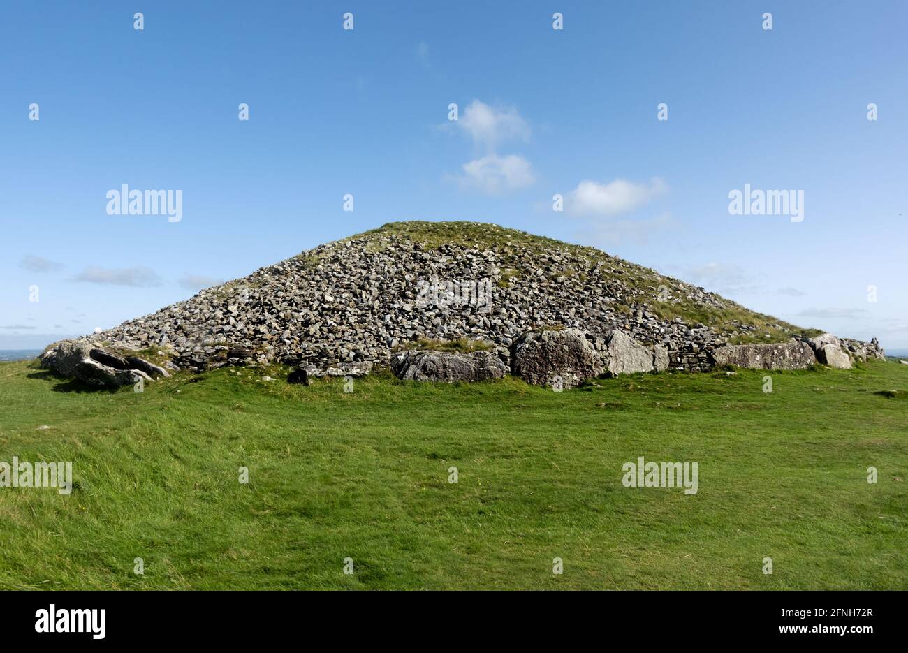 Loughcrews Ancient Passage Tombs, Co Meath, Irlanda, el cairn es conocido localmente como la Cueva de las Brujas Foto de stock