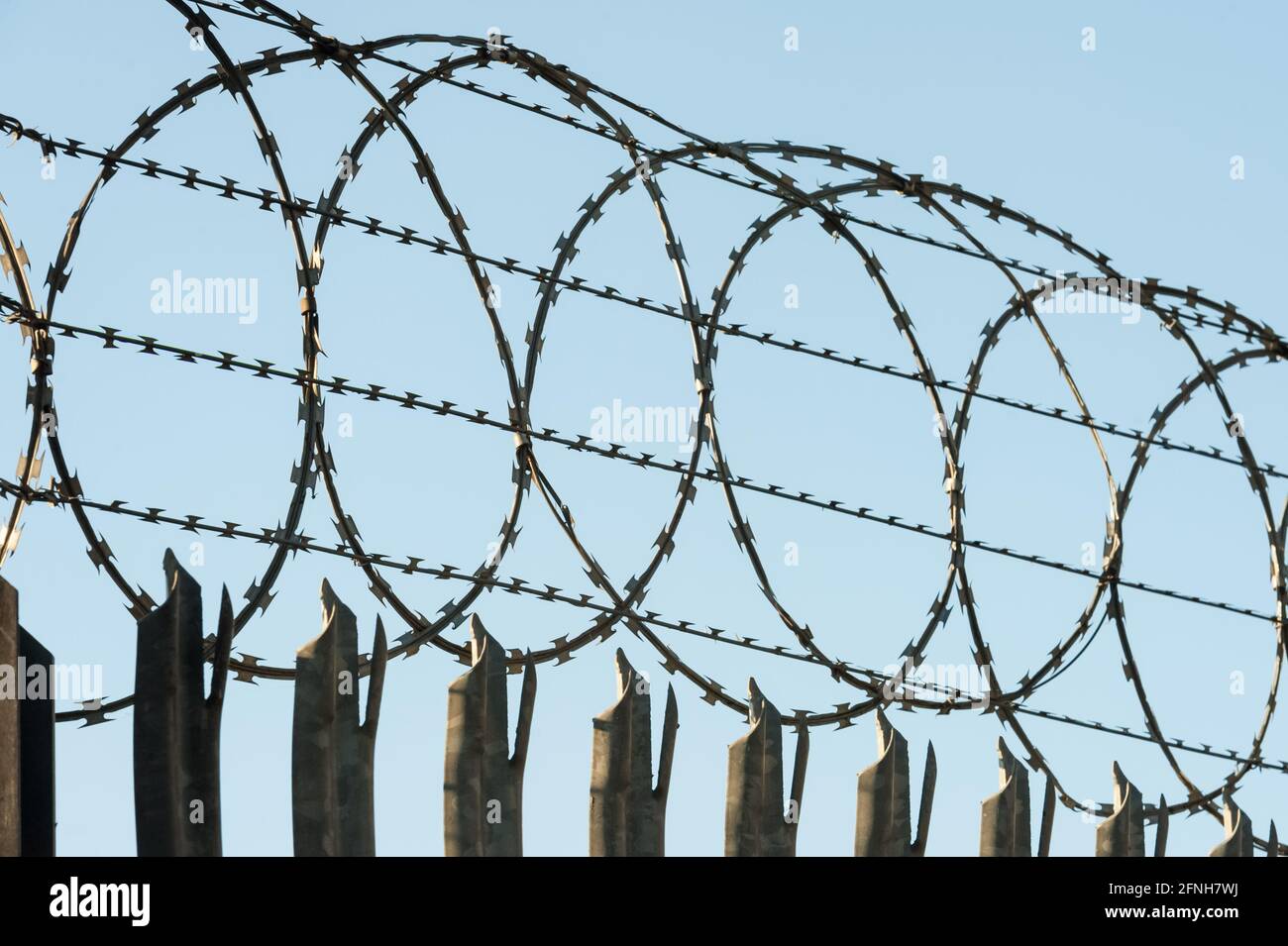 esgrima de alambre de afeitar alrededor de un recinto de alta seguridad Foto de stock