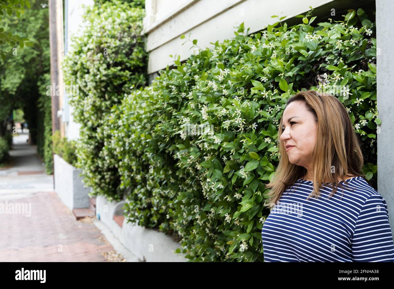 Una mujer soltera en sus 40 años fuera en Savannah, Georgia en la primavera Foto de stock