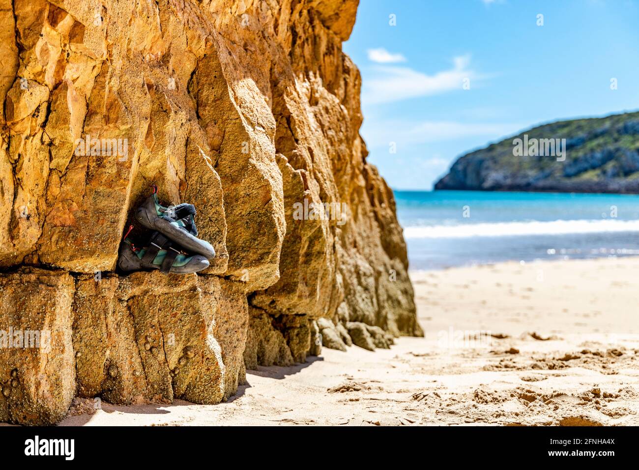 Zapatos profesionales de escalador en la roca junto a la playa con espacio  de copia Fotografía de stock - Alamy