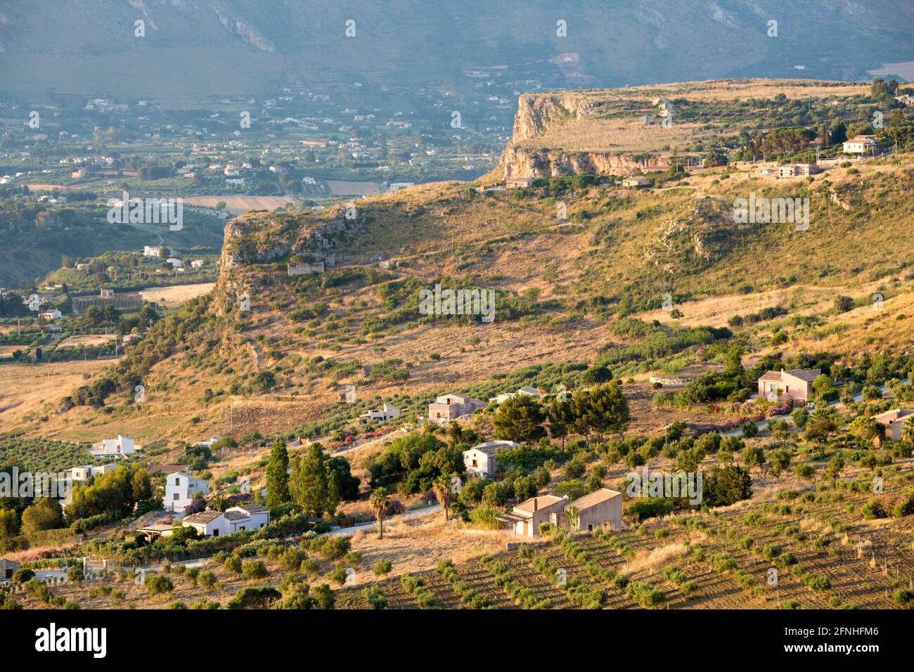 Scopello, Trapani, Sicilia, Italia. Vista sobre el típico paisaje agrícola desde la Torre Bennistra, salida del sol. Foto de stock