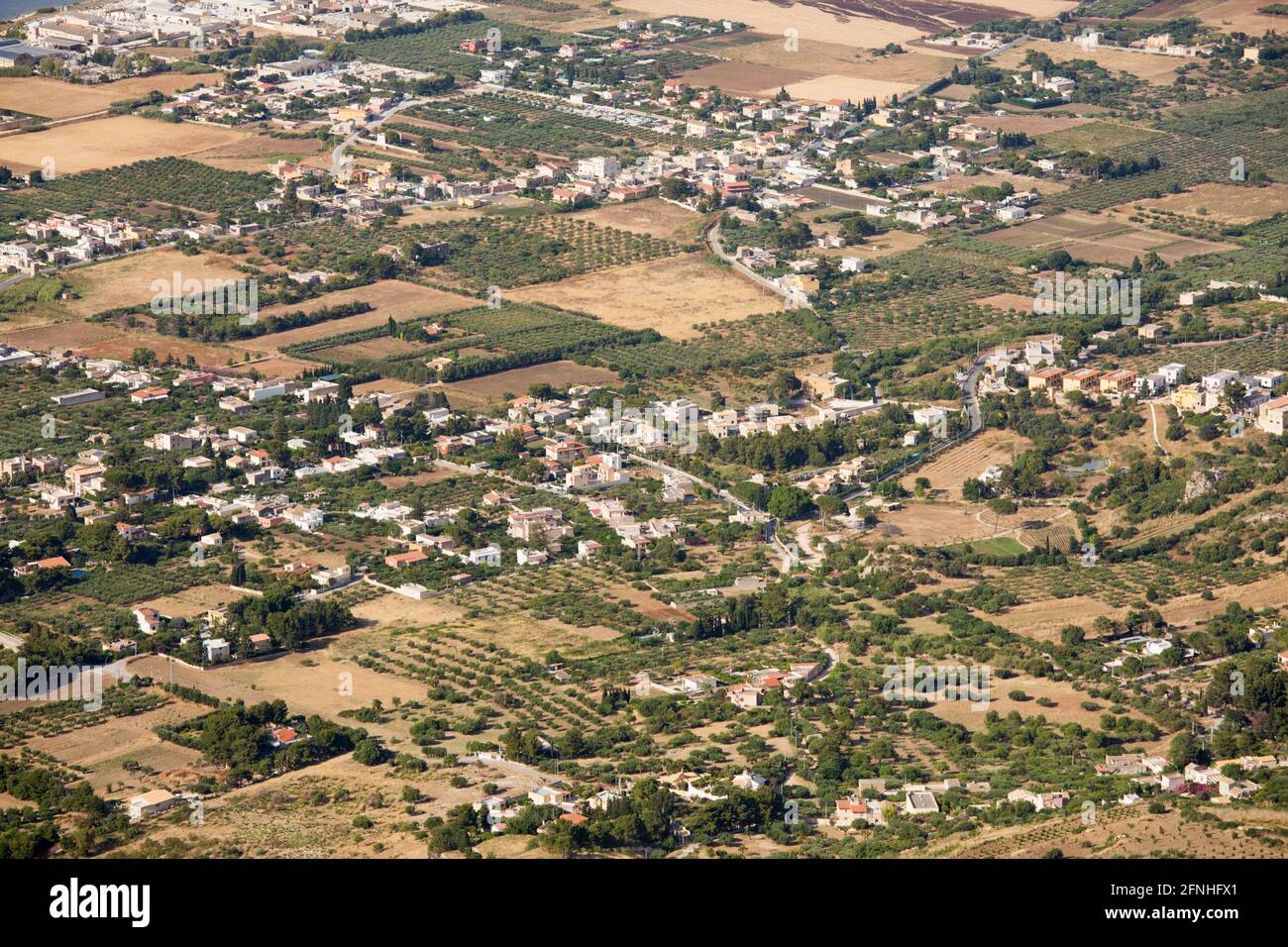 Erice, Trapani, Sicilia, Italia. Vista desde el Monte Erice sobre el fértil paisaje agrícola hasta el pueblo de Sant'Andrea Bonagia. Foto de stock