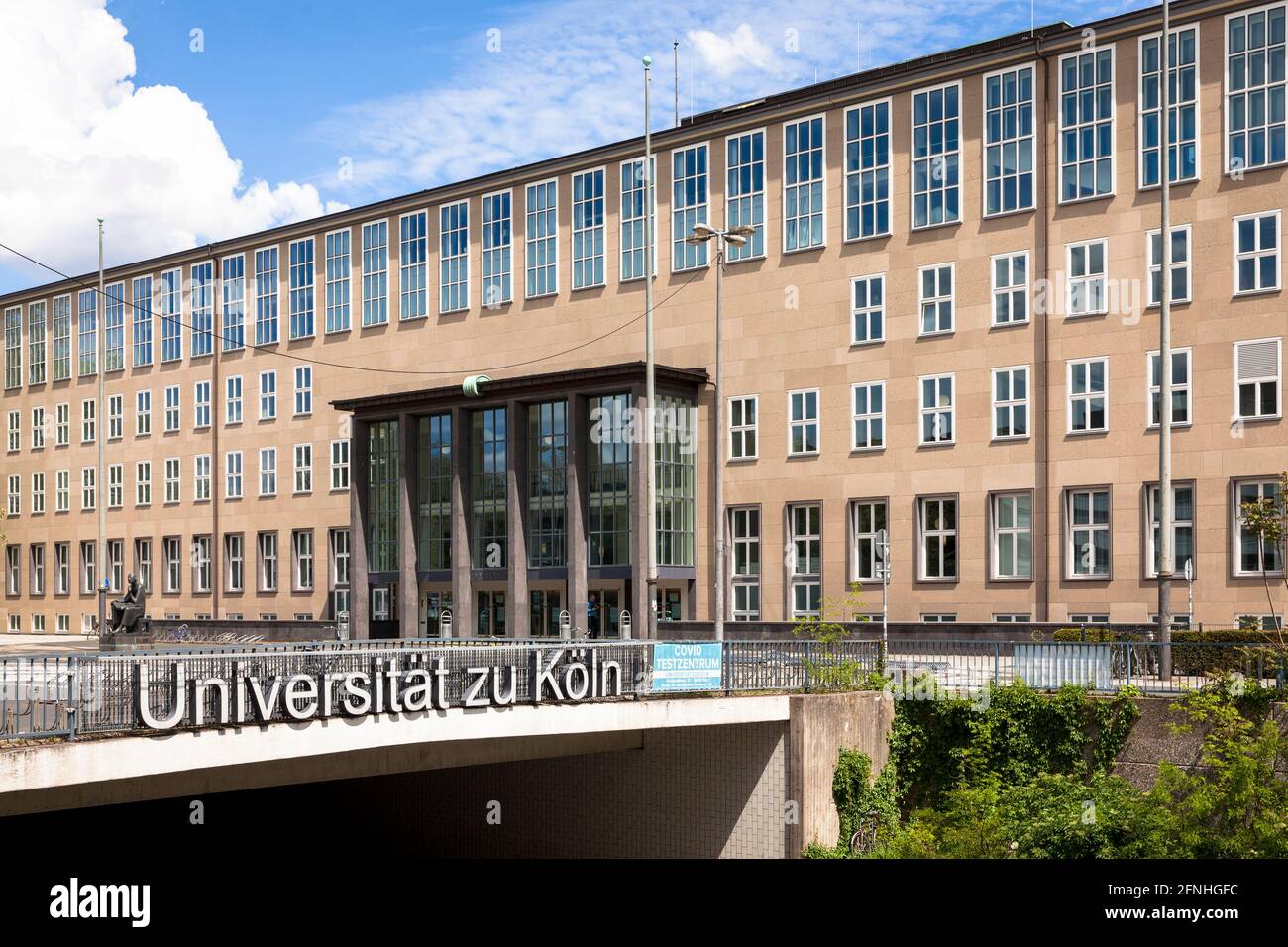 Edificio principal de la Universidad de Colonia en la plaza Albertus-Magnus en el distrito de Lindenthal, Colonia, Alemania. Hauptgebaeude der Universitaet Foto de stock