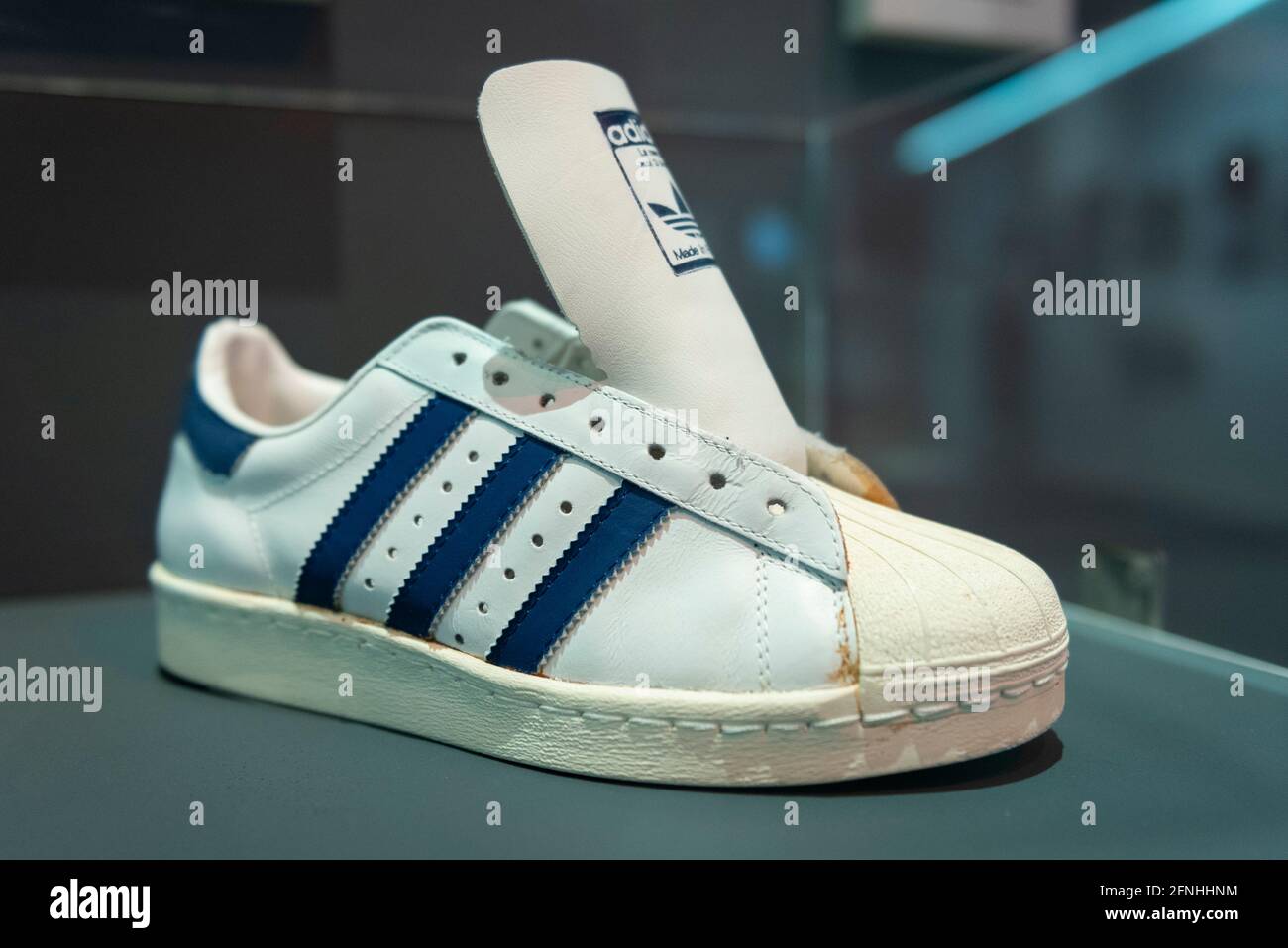 Adidas superstar trainers fotografías e imágenes de alta resolución - Alamy