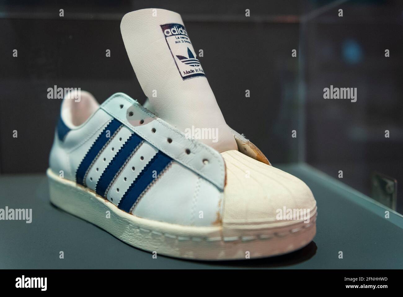 Londres, Reino Unido. 17 de mayo de 2021. 'Adidas Superstar', 1980-8,  lanzado por primera vez en 1969. Originalmente lanzado como modelo para el  baloncesto profesional. Vista previa de “Sneakers Unboxed: Studio to