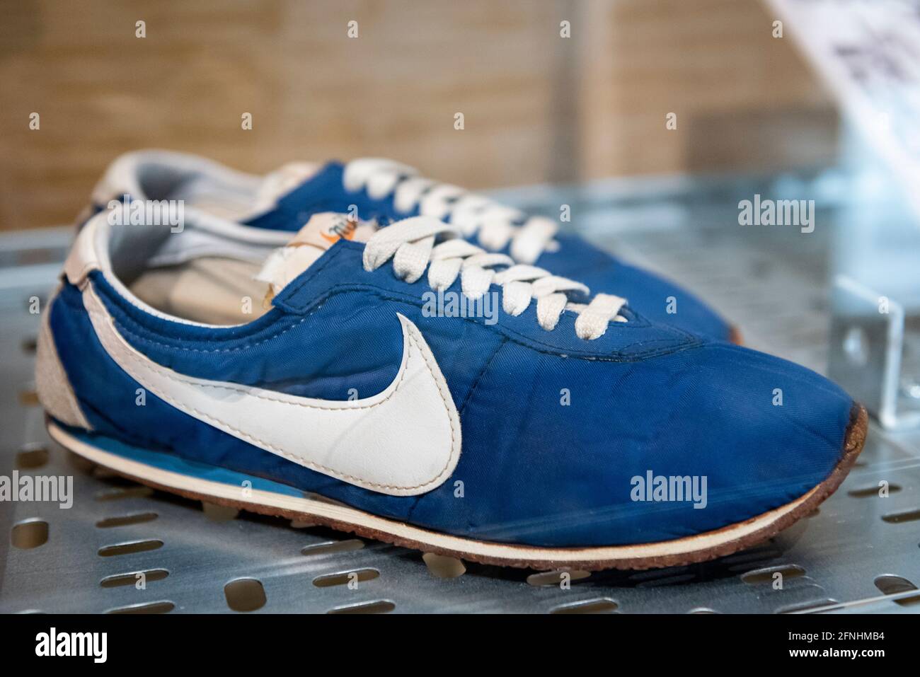 Londres, Reino Unido. 17 de mayo de 2021. 'Nike Obori Boston 73', 1973-6,  una de las primeras zapatillas de running producidas por Nike recién  formada. Vista previa de “Sneakers Unboxed: Studio to