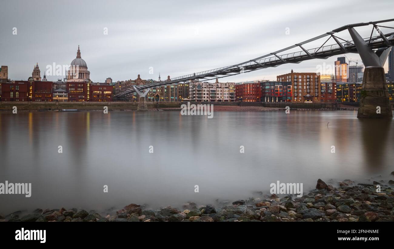 Larga exposición, la ciudad de Londres, el puente Millennium y la catedral de San Pablo Foto de stock