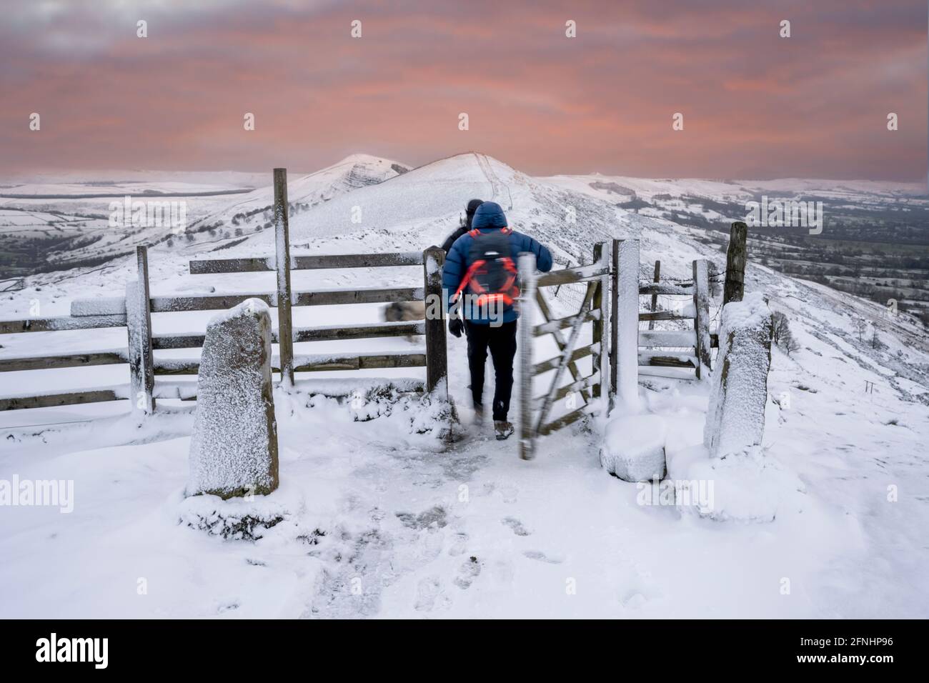 Caminantes en dirección a Lose Hill en condiciones de nieve, Peak District, Derbyshire Foto de stock