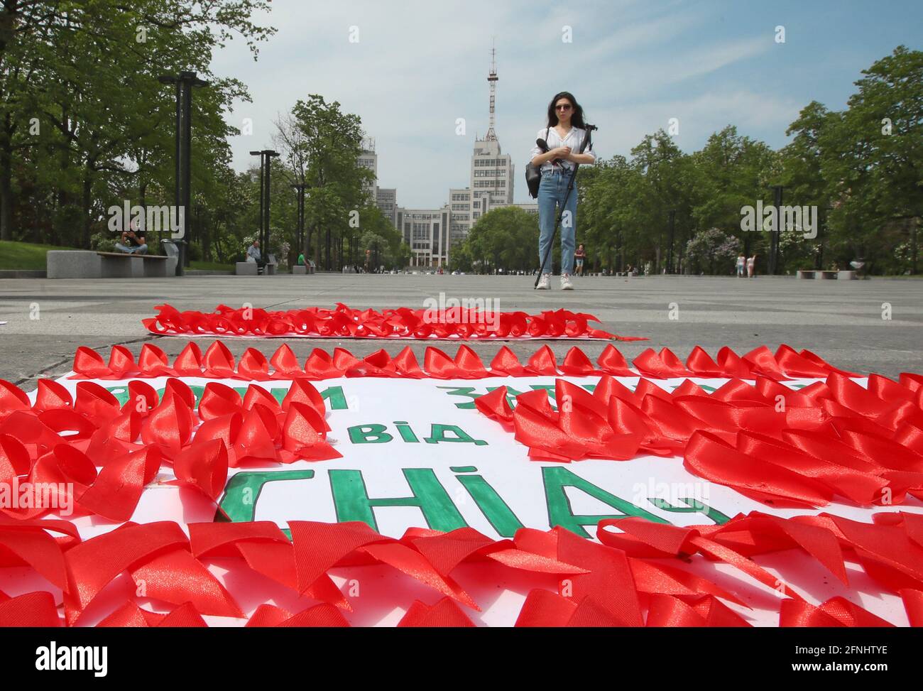 KHARKIV, UCRANIA - 17 DE MAYO de 2021 - Las cintas rojas se ven en carteles durante la campaña del Día de Conmemoración del SIDA, Kharkiv, Noreste de Ucrania Crédito: Ukrinform/Alamy Live News Foto de stock