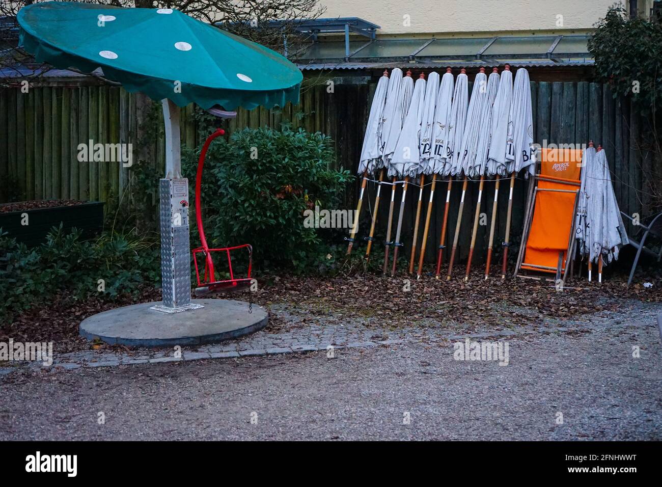 Paraguas no utilizados durante la Pandemia Corona. Foto de stock