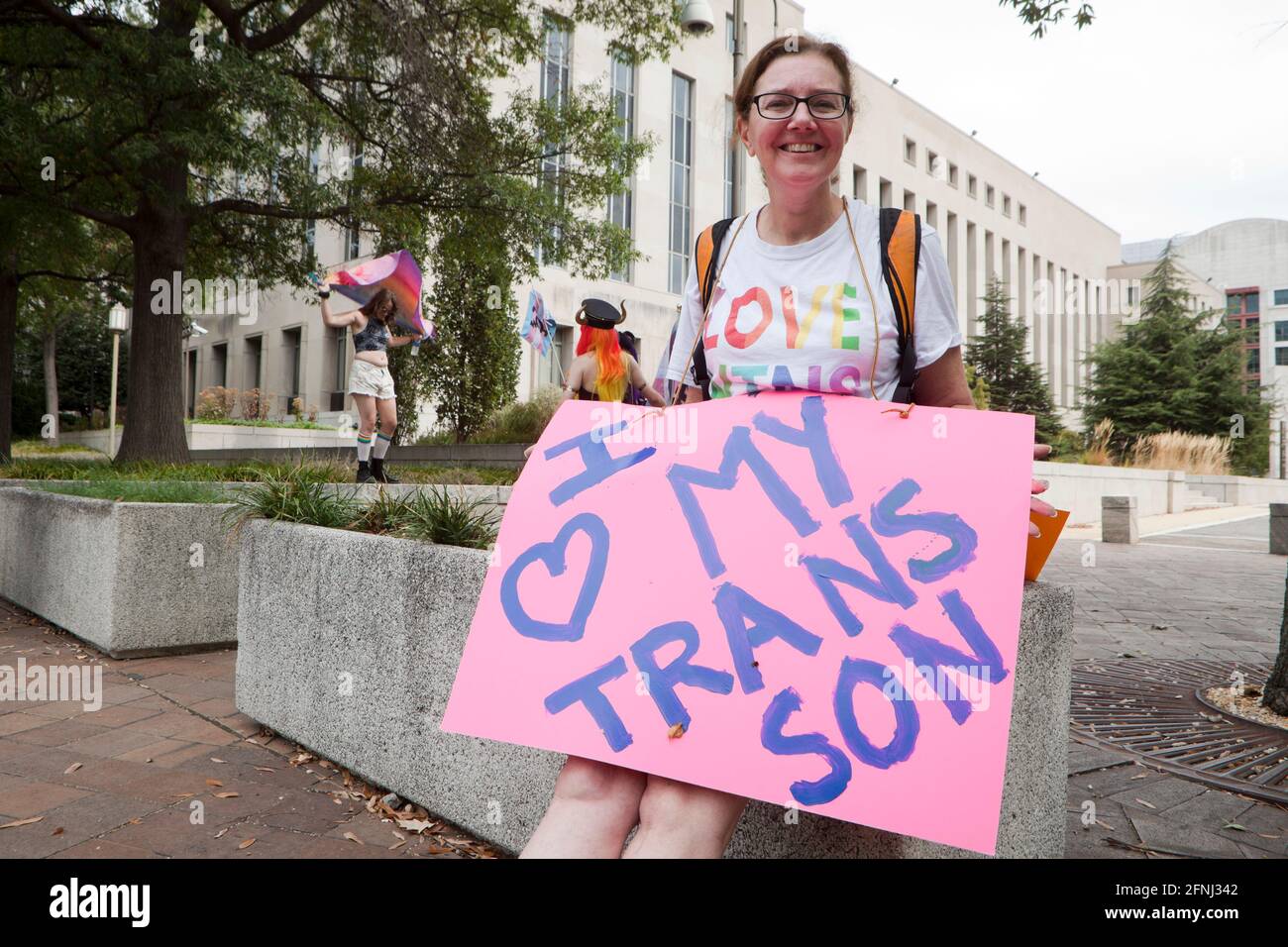28 de septiembre de 2019 - Washington, DC EE.UU.: Los activistas de derechos transgénero y la familia se reúnen para crear conciencia durante la Marcha Nacional de Visibilidad Trans Foto de stock