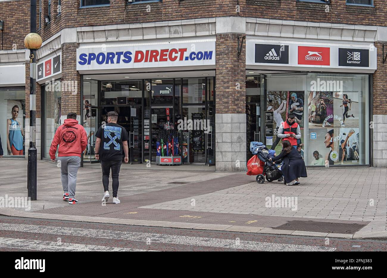 Belfast, Reino Unido. 09th de mayo de 2021. Una mujer tienda de ventanas en  la tienda Foot Locker Store. Crédito: SOPA Images Limited/Alamy Live News  Fotografía de stock - Alamy