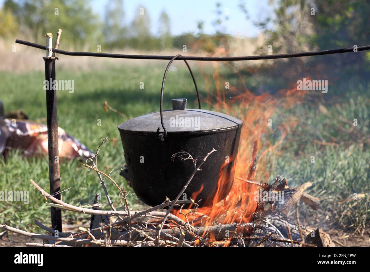 https://c8.alamy.com/compes/2fnj4pw/el-caldero-colgando-por-encima-de-la-hoguera-en-el-picnic-2fnj4pw.jpg