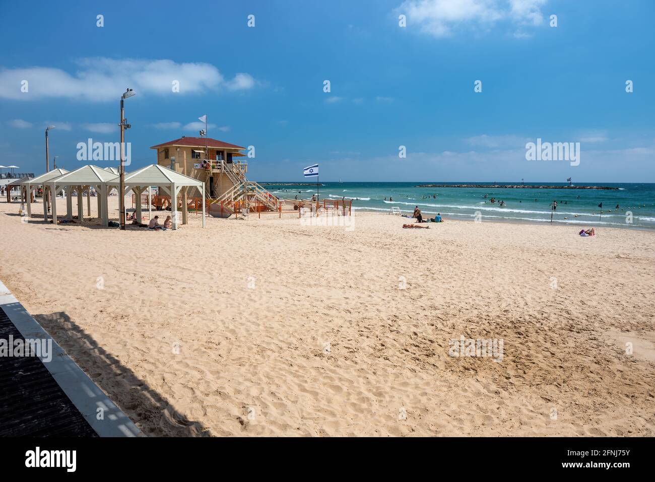 Tel Aviv, Israel - 16.05.2021 - La playa de Tel Aviv se extiende por millas a lo largo de todo el borde occidental de la ciudad. Foto de stock