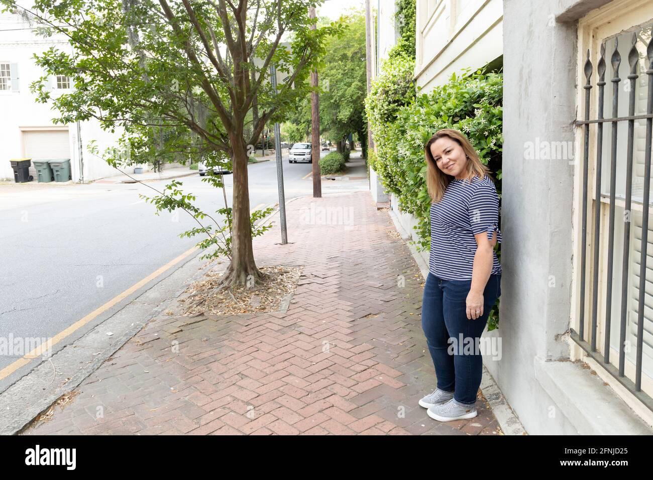 Una mujer soltera en sus 40 años fuera en Savannah, Georgia en la primavera  Fotografía de stock - Alamy