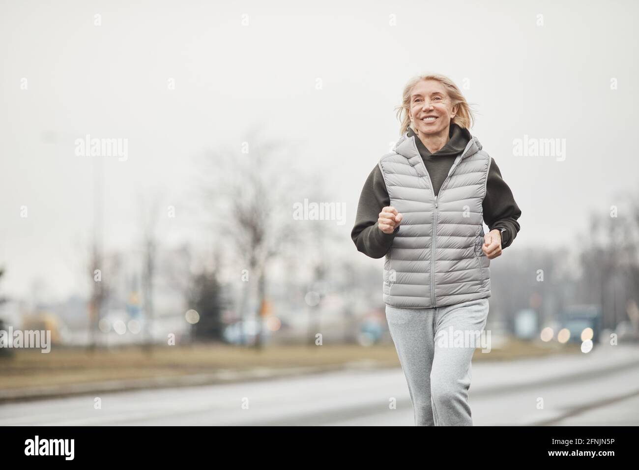 Retrato mujer asiática adulta trail runner con chaleco para correr haciendo  entrenamiento de trail running en el parque forestal