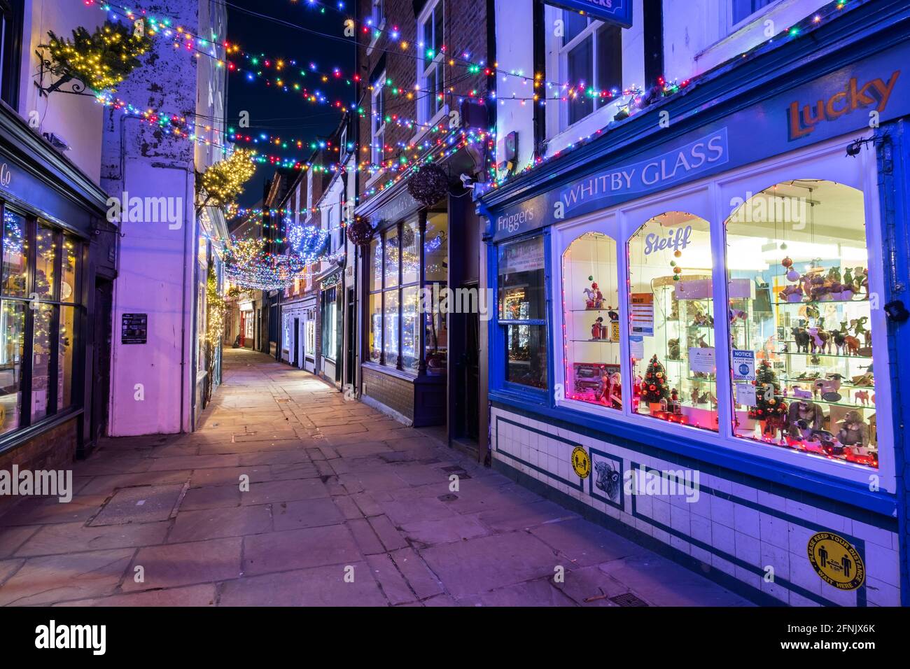 Luces de Navidad en Sandgate Street, Whitby, North Yorkshire Foto de stock