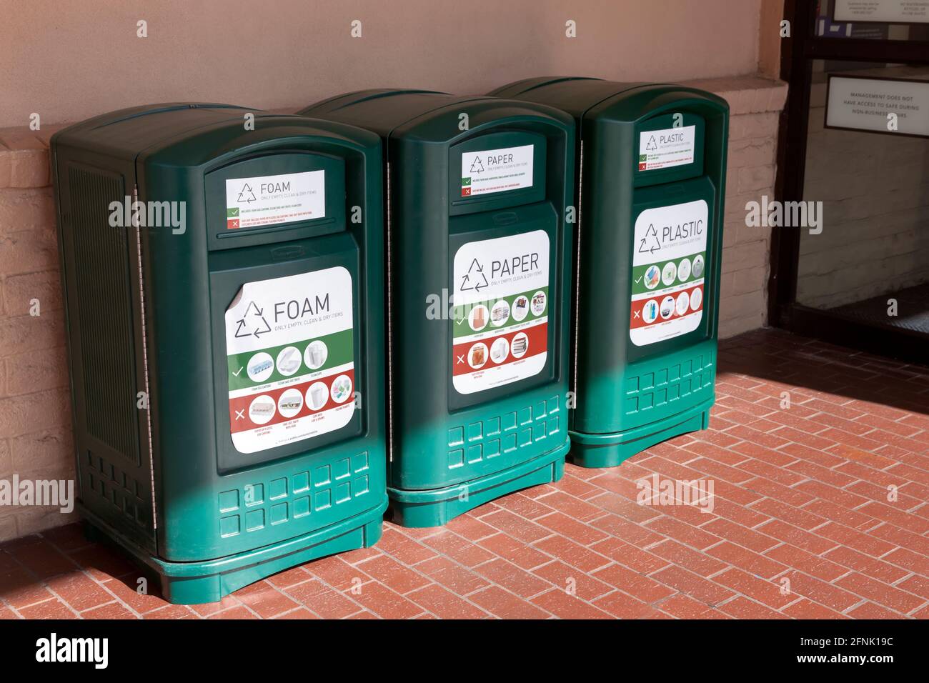 Tres tipos de contenedores de reciclaje (espuma, papel y plástico) fuera de un supermercado en Boynton Beach, Florida, Estados Unidos. Foto de stock