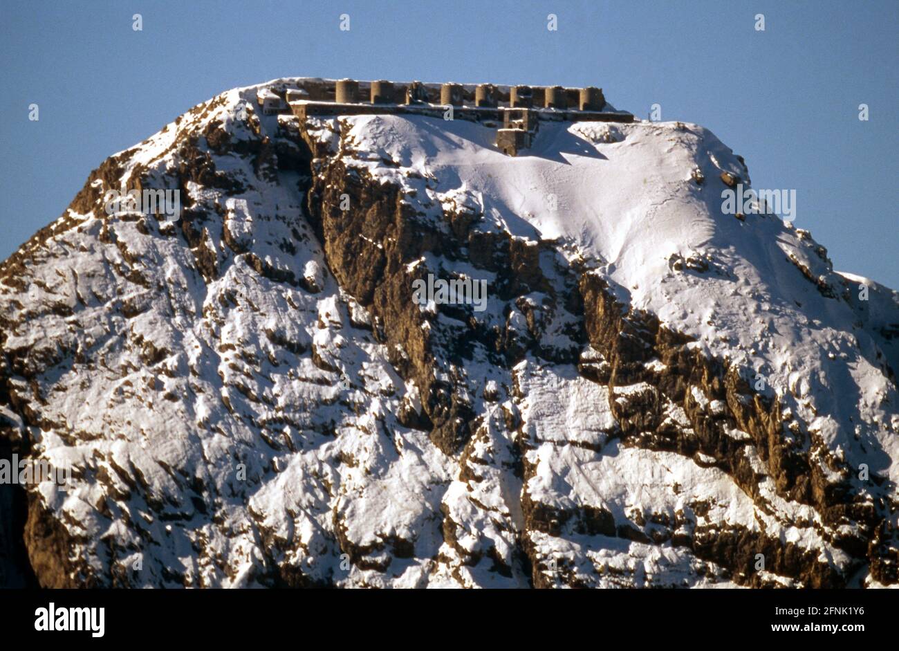 La cima del Monte Chaberton con la fortificazioni fotografata con un obiettivo con focale 1000 milimetri Foto de stock