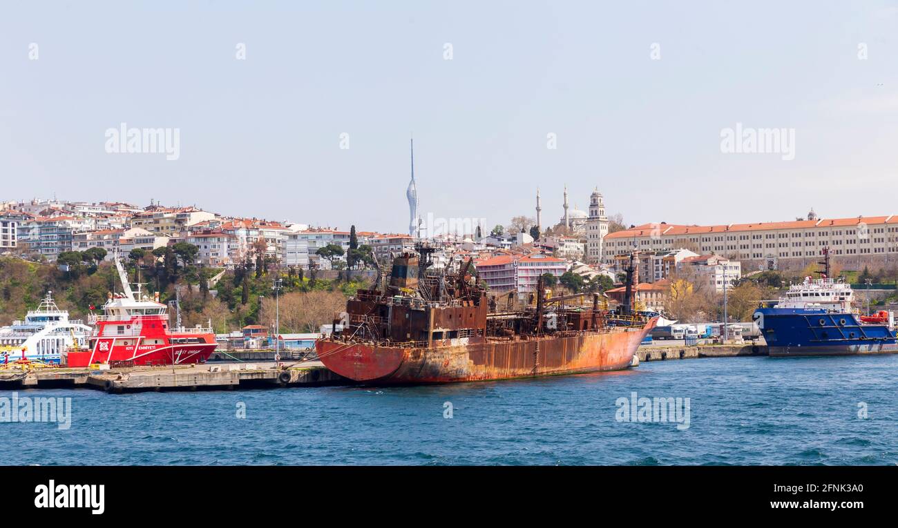 Haydarpasa, Estambul, Turquía - 15th de abril de 2021: El naufragio del buque petrolero Maestro aka Greta Kosan en el puerto de Haydarpasa de Estambul Foto de stock