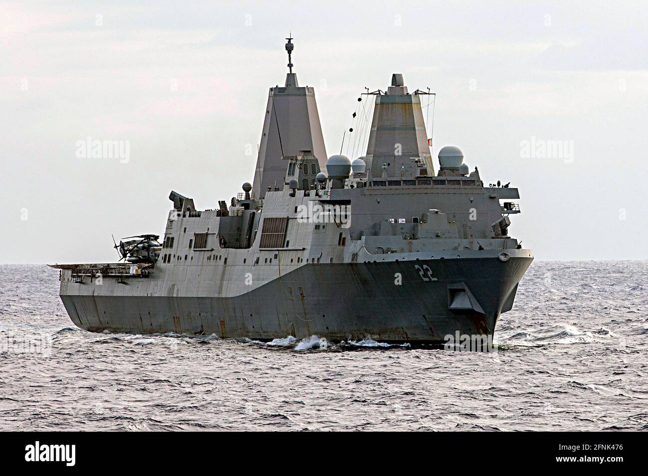 OCÉANO PACÍFICO (23 de abril de 2021) El muelle de transporte anfibio USS San Diego (LPD 22) transita por el Océano Pacífico. El Makin Island Anfibio Ready Grou Foto de stock