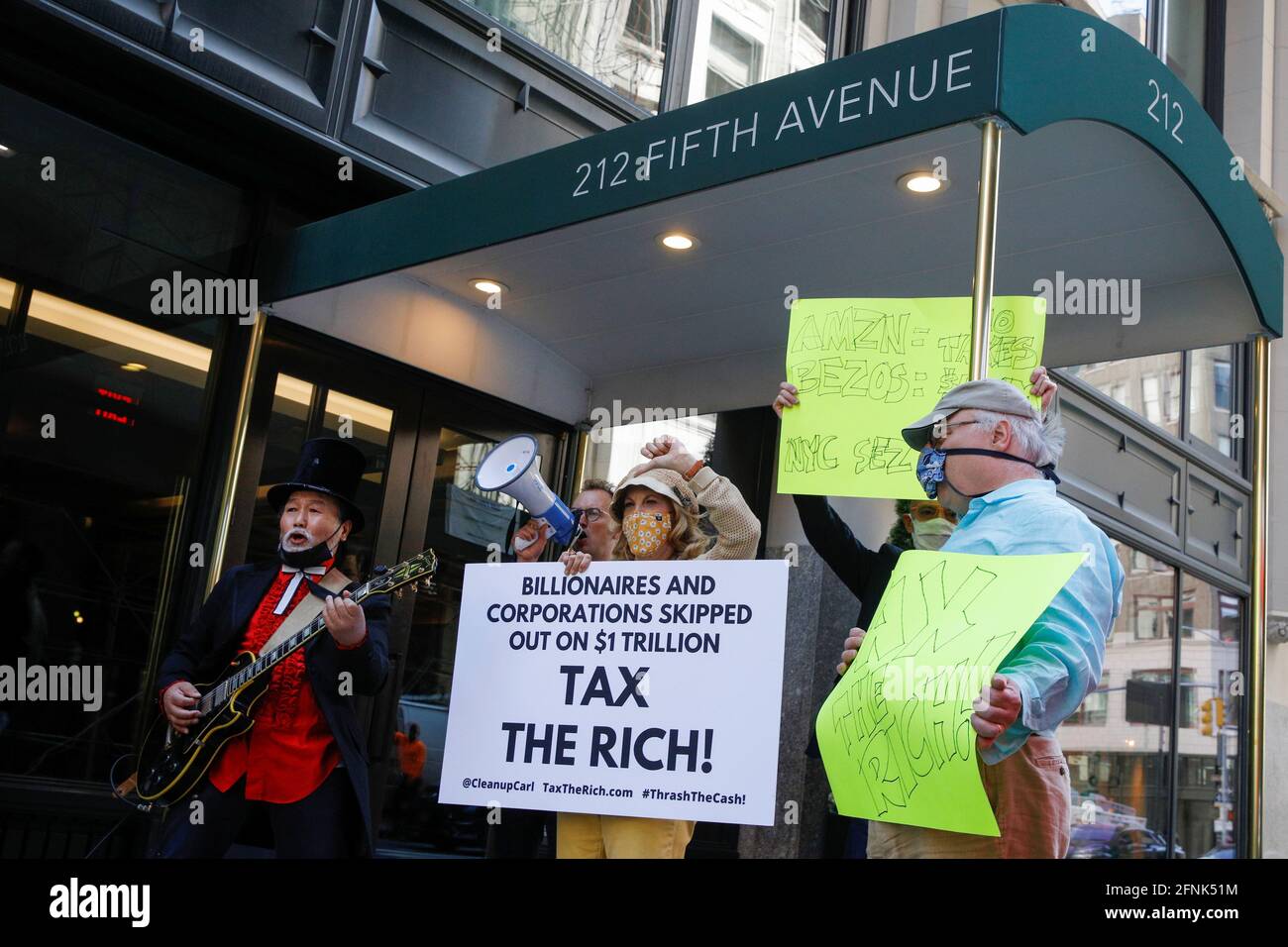 Los miembros de los millonarios patrióticos tienen una protesta federal de día de presentación de impuestos fuera del departamento del fundador de Amazon Jeff Bezos, para exigir que pague su parte justa de impuestos, en la ciudad de Nueva York, EE.UU., 17 de mayo de 2021. REUTERS/Brendan McDermid Foto de stock