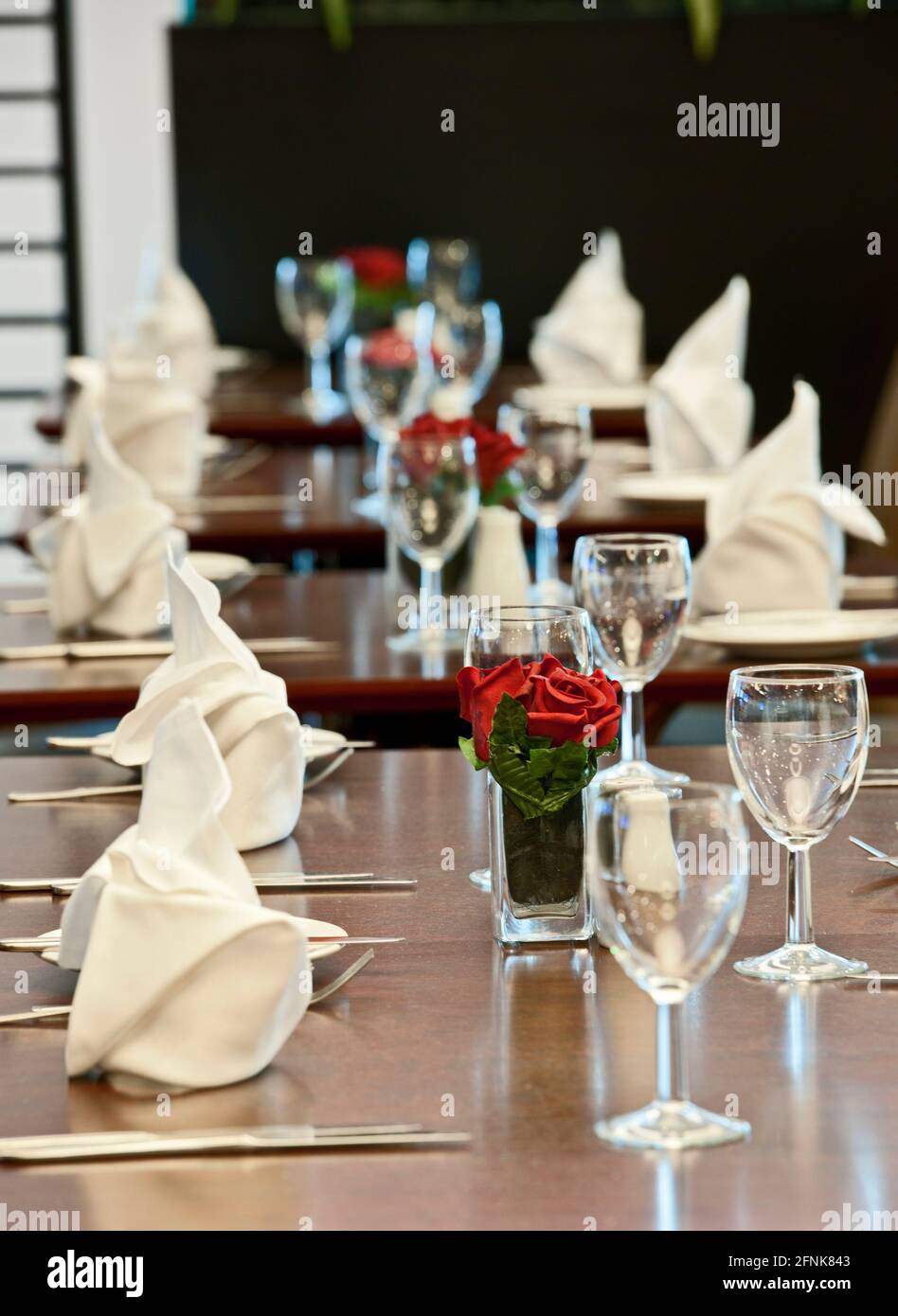 Mesa en el restaurante vacío en el hotel en Inglaterra Foto de stock