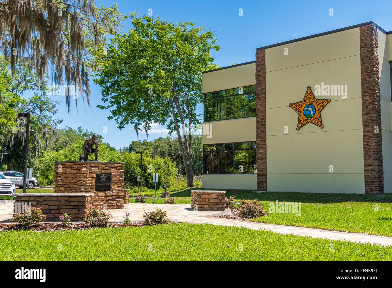 Oficina del Sheriff del Condado de Citrus con Caídos Law Enforcement Memorial - Inverness, Florida, Estados Unidos Foto de stock