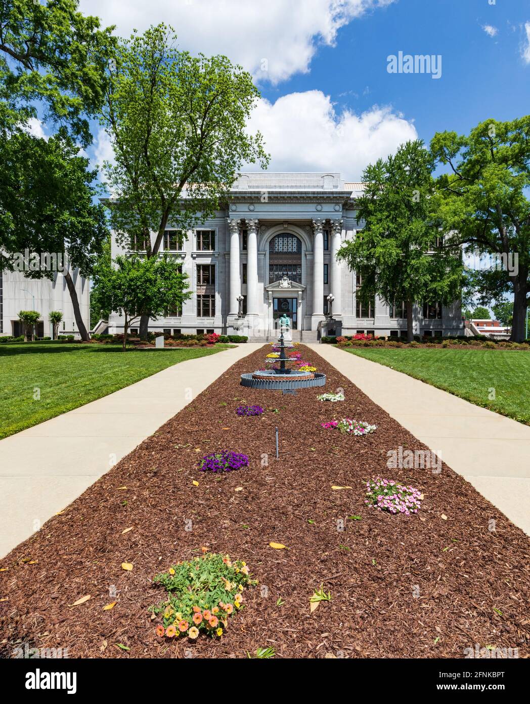 CHATTANOOGA, TN, EE.UU.-7 DE MAYO de 2021: El juzgado del condado de Hamiltin en un día de primavera. Vista frontal con flores. Foto de stock