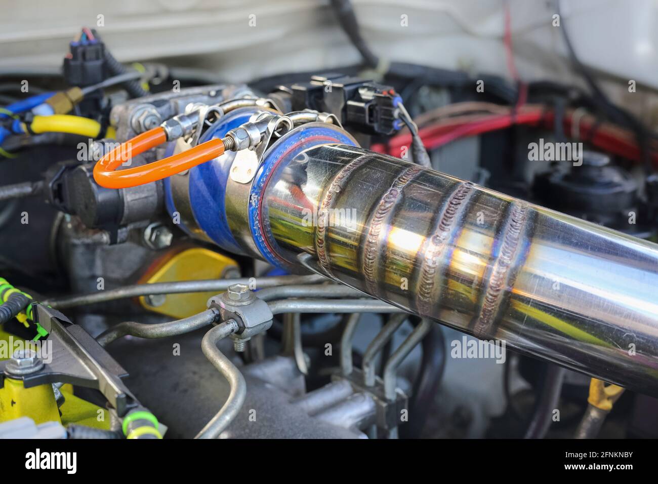 Soldadura MIG en tubo de acero inoxidable en coche de carreras Fotografía  de stock - Alamy