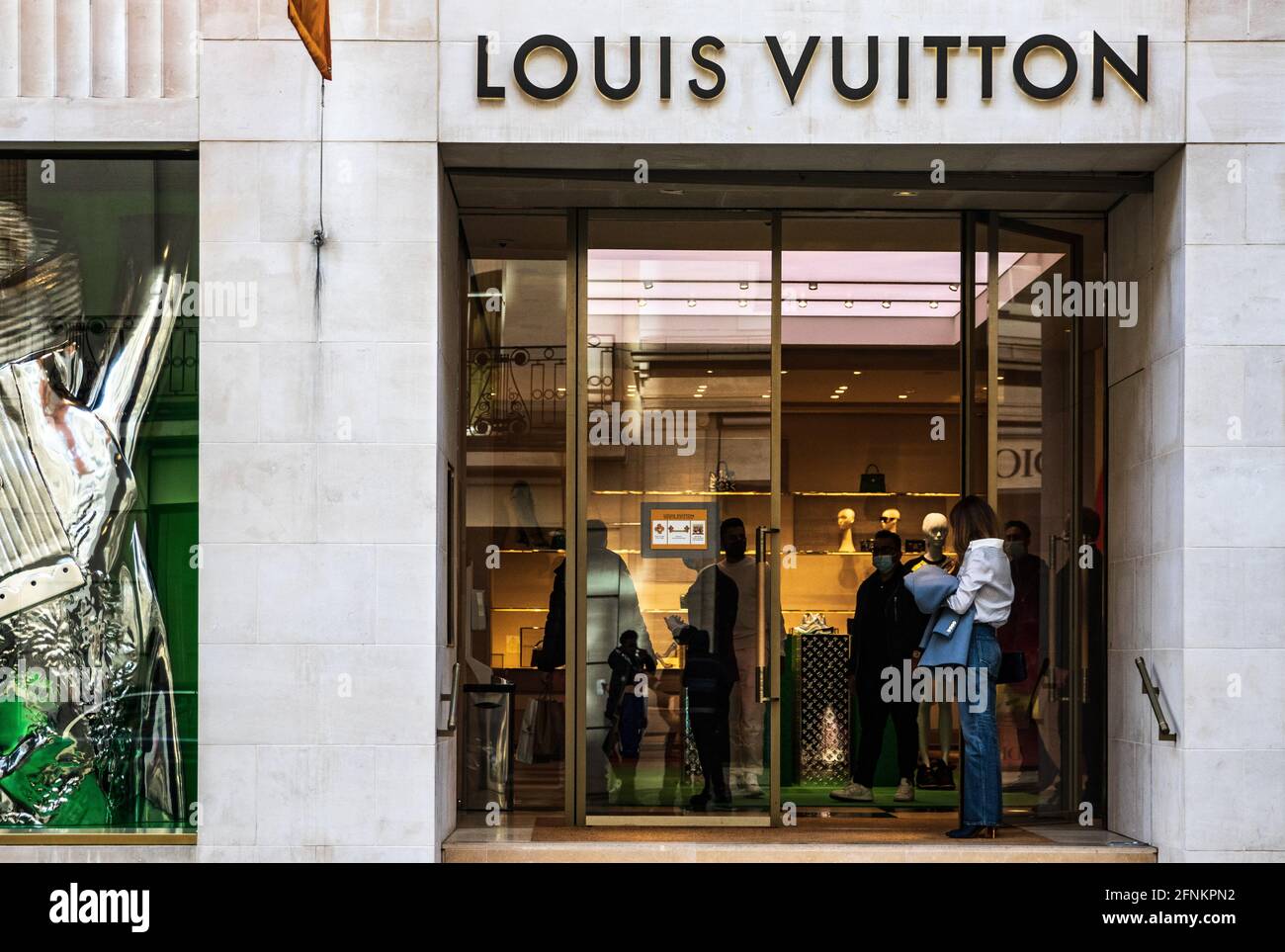 Louis Vuitton reabre su tienda en Londres en una explosión de