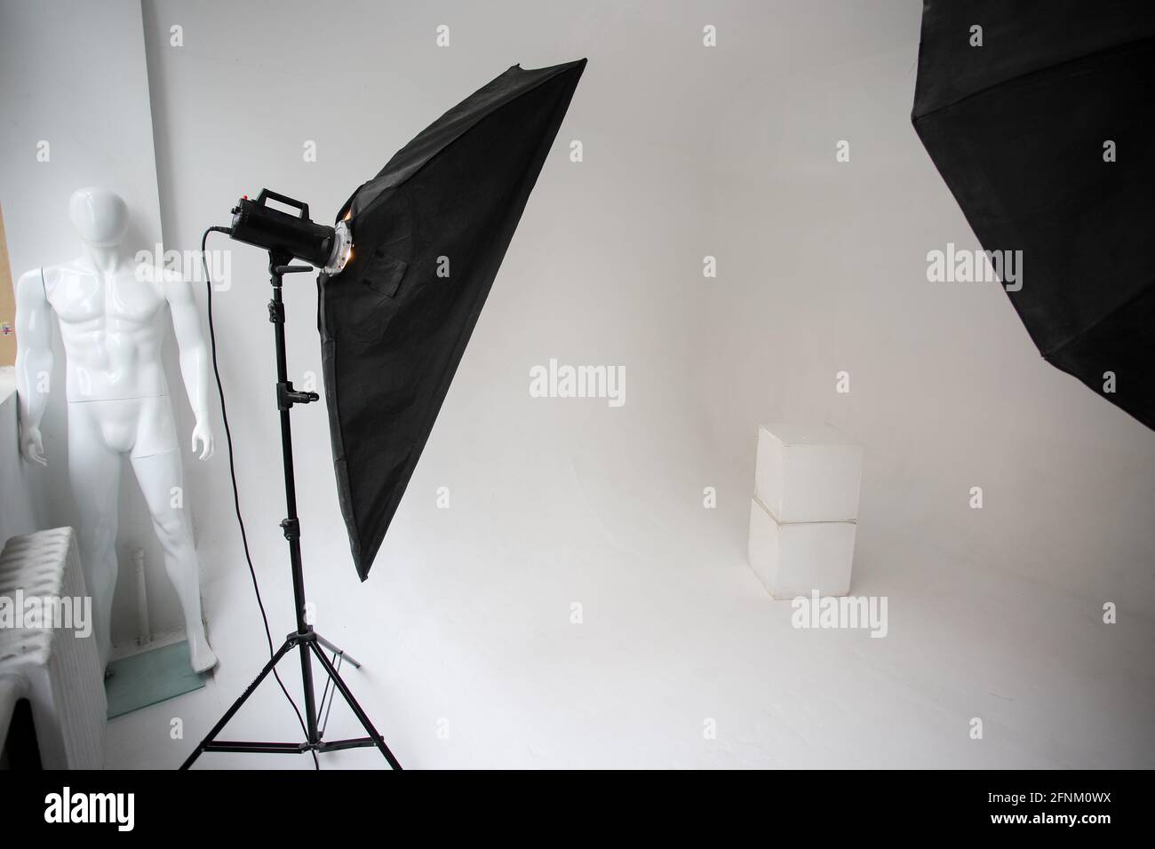 reservorio Doméstico Instrumento Estudio fotográfico, iluminación, fondo blanco sin fin, cubos blancos. Un  equipo de estudio profesional Fotografía de stock - Alamy