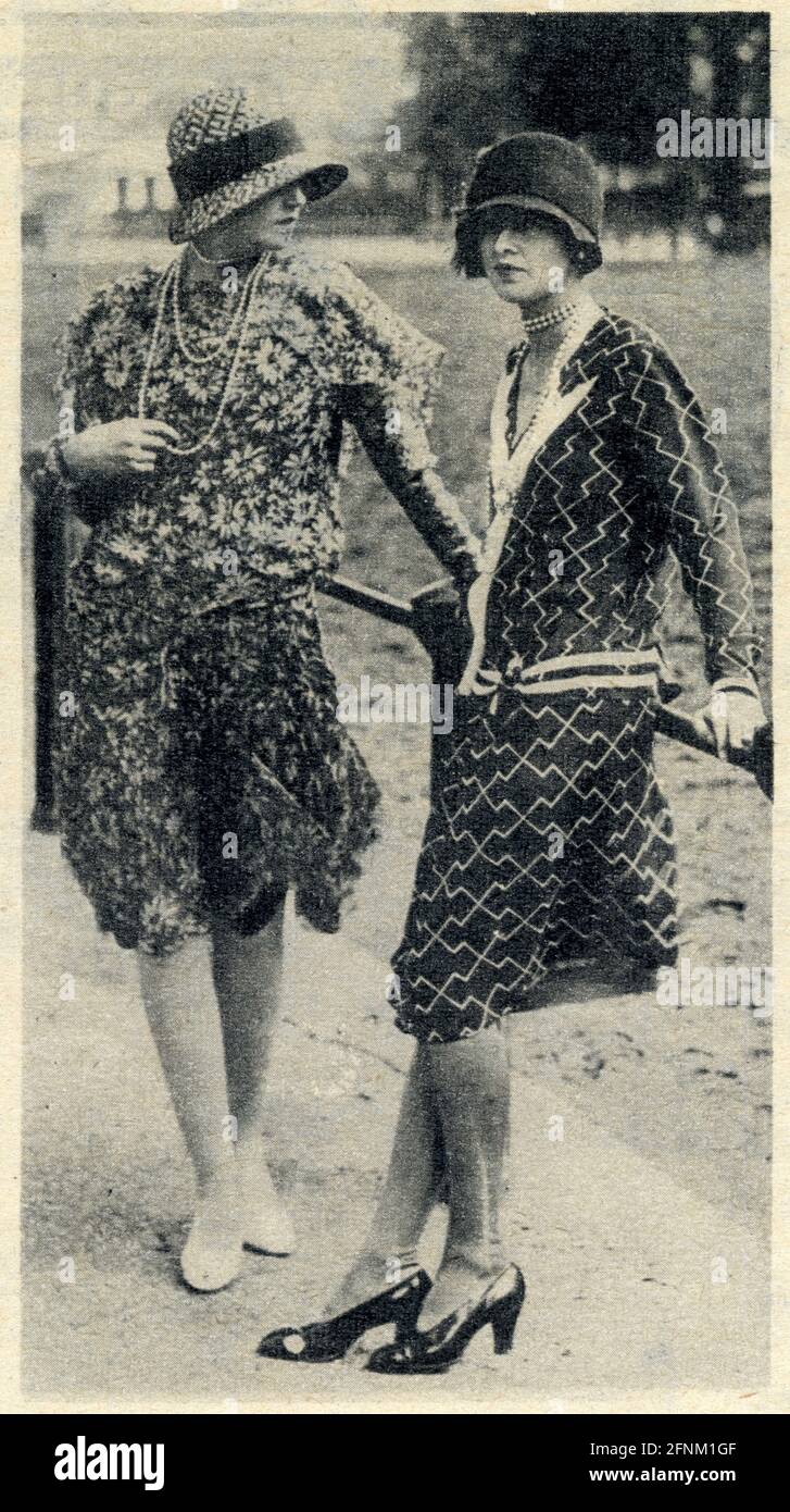 La mode en 1927.De la tête aux pieds ,ce sont les mêmes cloches ombrant les yeux.robes à taille basse ,de mousseline ou de shantung,imprimées de fleur Foto de stock